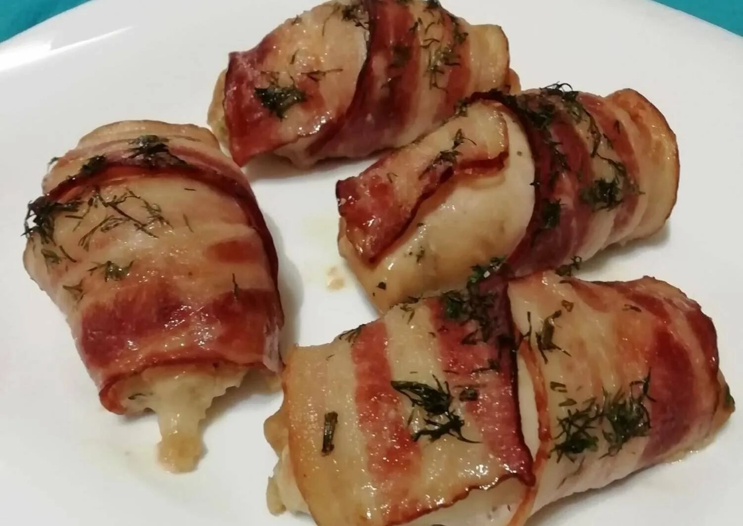 Куриные рулеты в беконе с сыром. Рулетики с беконом. куриная грудка в беконе. куриные рулетики в беконе. закуска из бекона рулетики.