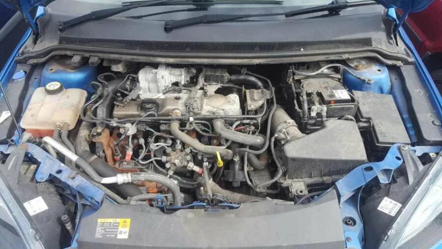 Объем фреона ford galaxy. Ford mondeo 2 заправка кондиционера. Фреон форд фокус. Форд фокус 1 заправочный кран кондиционера. Заправочные штуцера кондиционера форд тра.