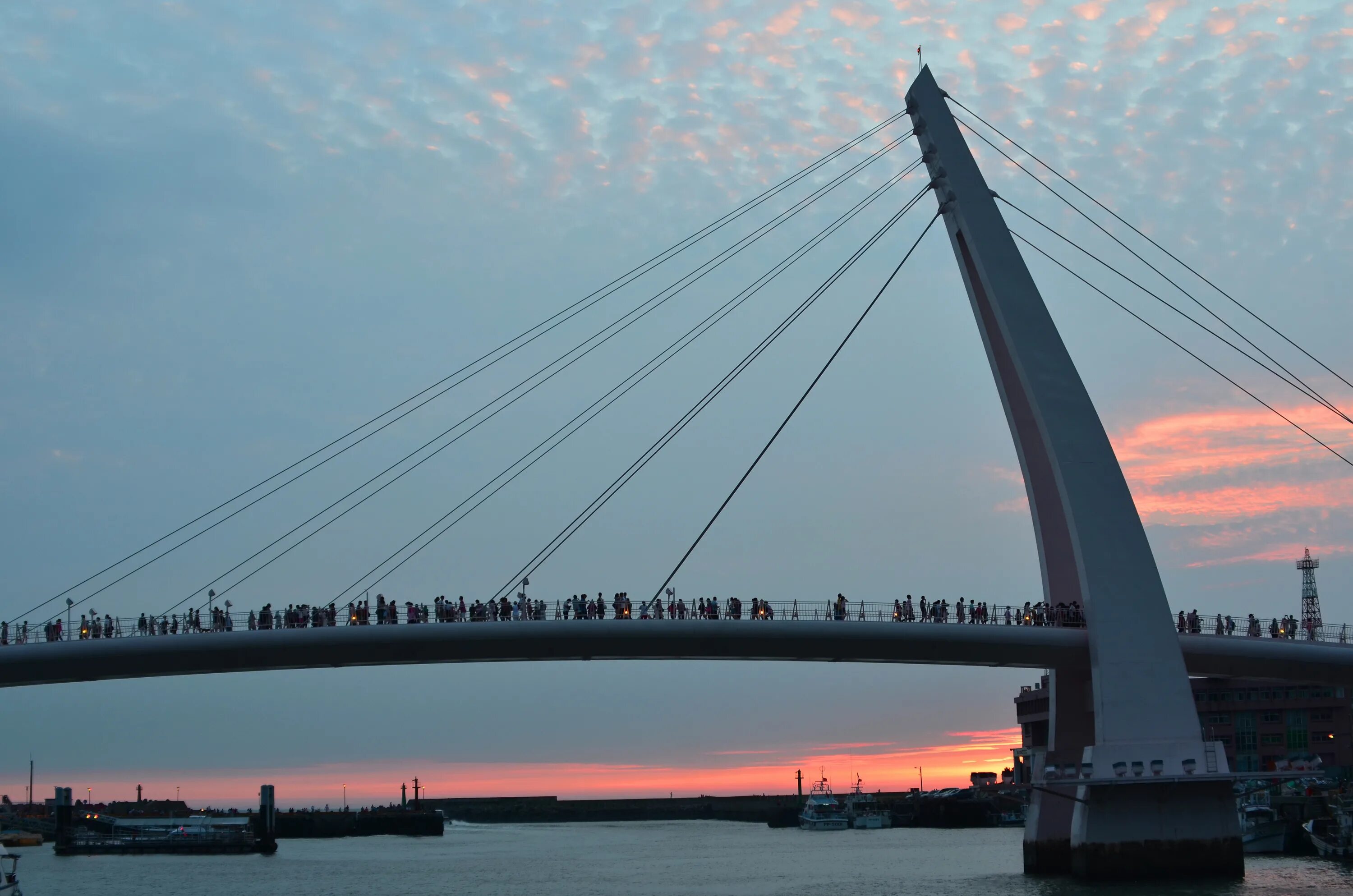Мост пипл. Человек на мосту. фото на 9 арочном мосту шри ланка красивые. people on bridge.