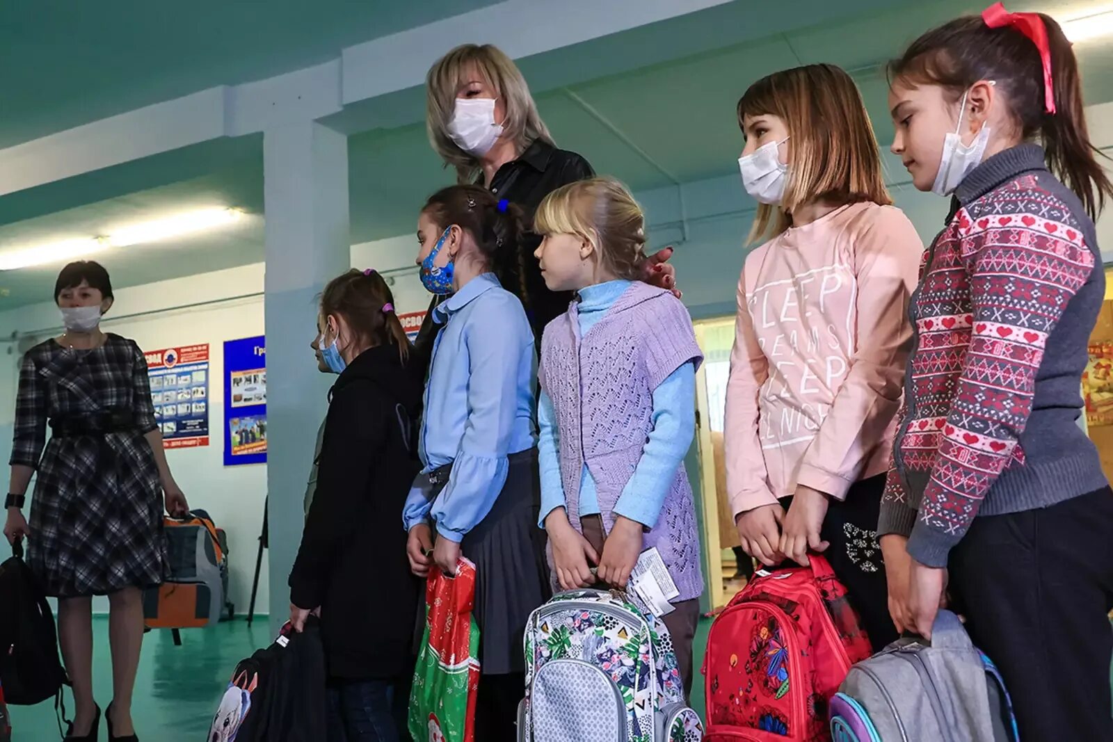 Дети в городе. Эвакуация в школе. Беженцы дети сироты из Украины. Новости читать украина и россия