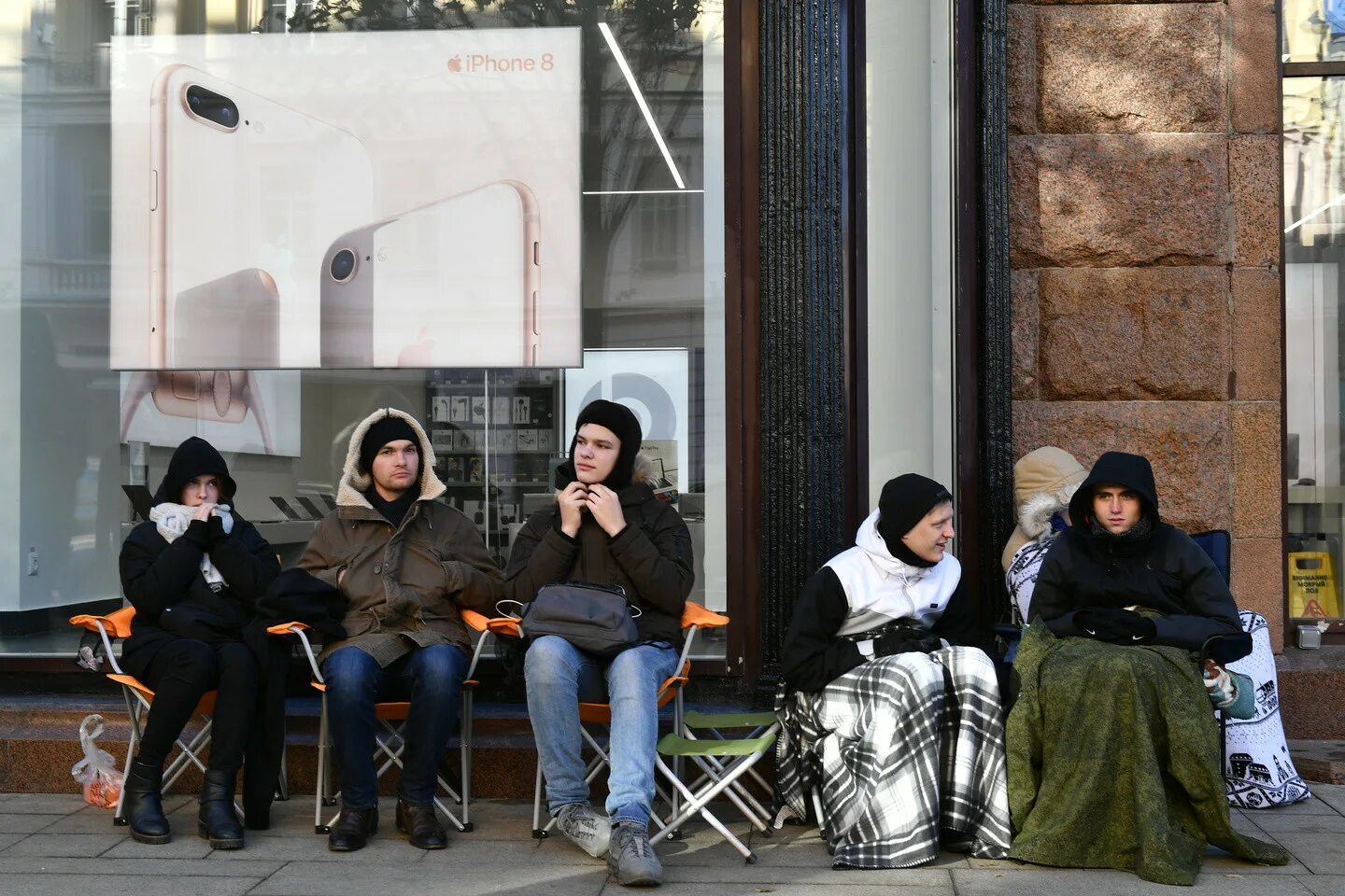 Очередь за айфоном. Очередь за iphone x. Очередь за айфоном в Москве. Очередь за новым айфоном.