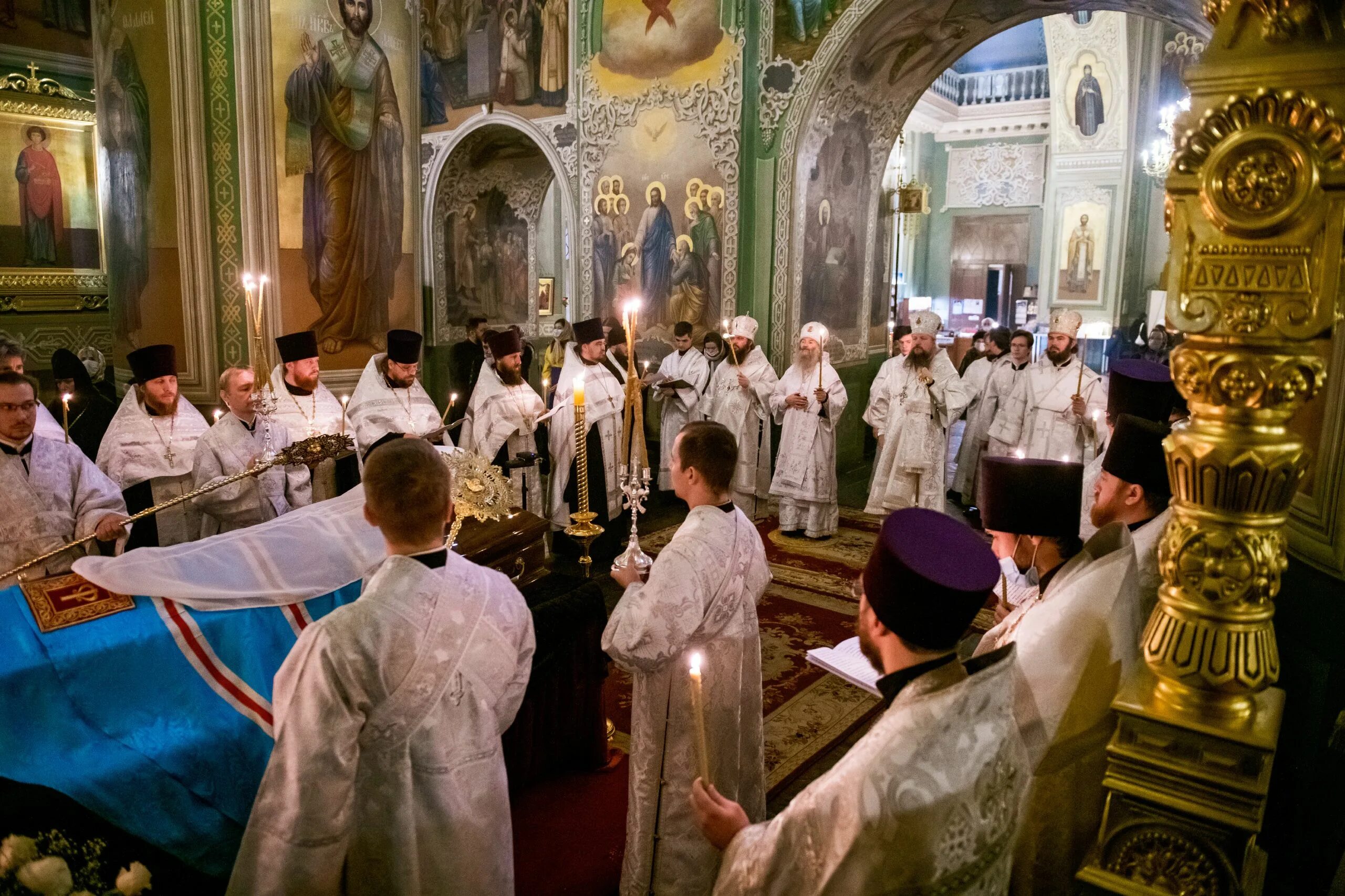 Служба в благовещенском соборе. Воронеж, благовещенский храм, богослужение. Служба в благовещенском соборе. Благовещенский собор воронеж вертеп. Воронеж благовещенский собор родительская суббота.