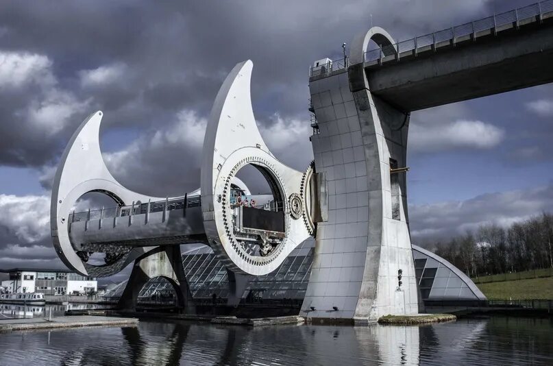 Судоподъемник фолкирк в шотландии. Стокгольм мосты. Aldar headquarters building (абу-даби, оаэ, 2010). Мост-павильон захи хадид, сарагоса, испания. Абу даби круглое здание.