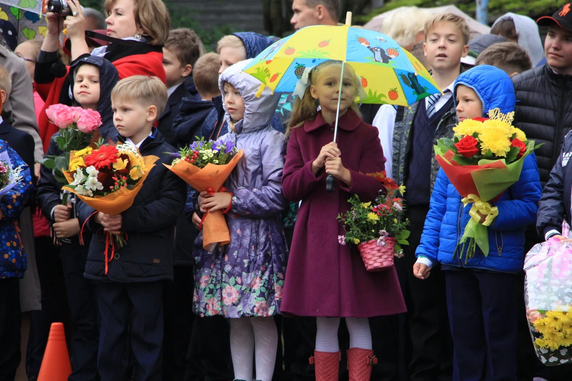 школьная линейка под дождём. 1 сентября дожди. дождливое 1 сентября. в школу под дождем. первоклассники под дождем.