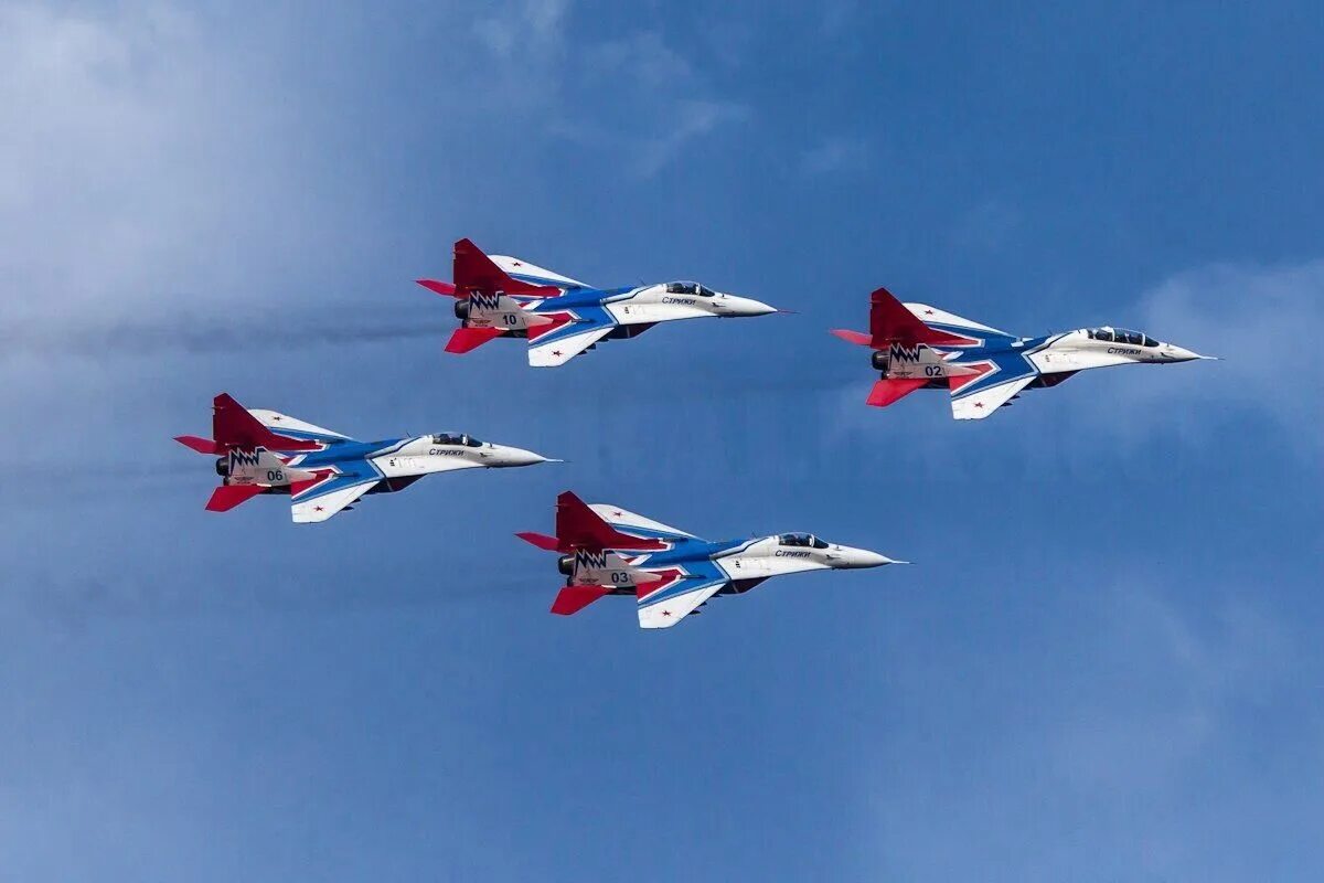Группа боевых самолетов. АГВП Стрижи 2007 год. Авиашоу Кубинка Су 27. Су-25 пилотажная группа. Стрижи самолеты.