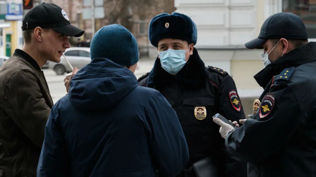 Милиция в масках. Полиция в медицинских масках. Полицейские в масках Москва. Полицейский в маске. Полиции остановите военные