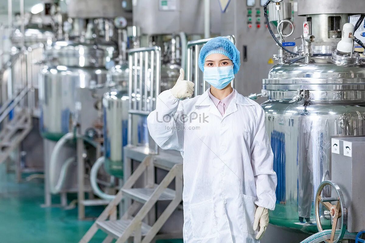 Производство химии. Химическая промышленность. Работники промышленности. Человек химический завод. Работник химзавода.