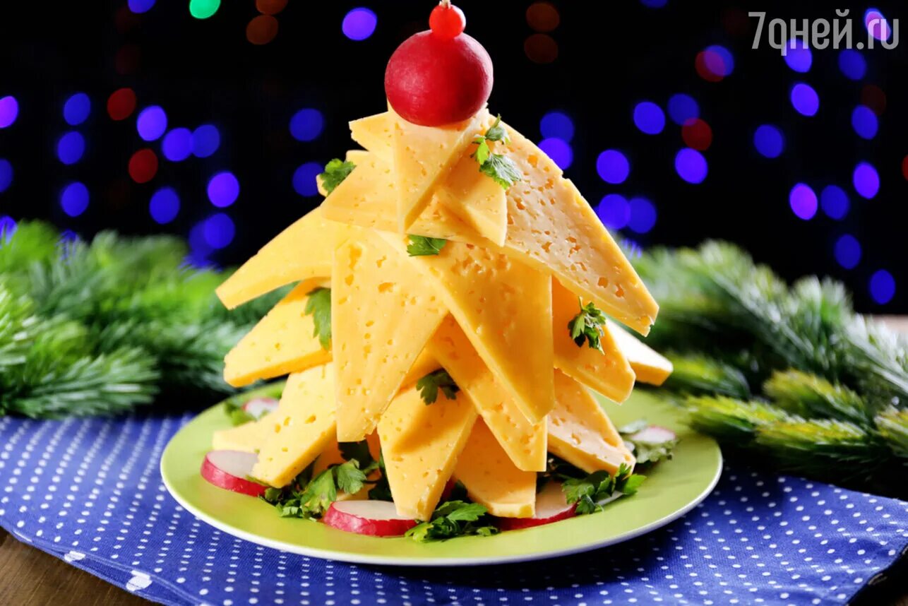 Закуска елочка. Новогодняя елка из сыра. Как сделать елочку из сыра. Елка из сыра. Новогодняя елка из сыра.