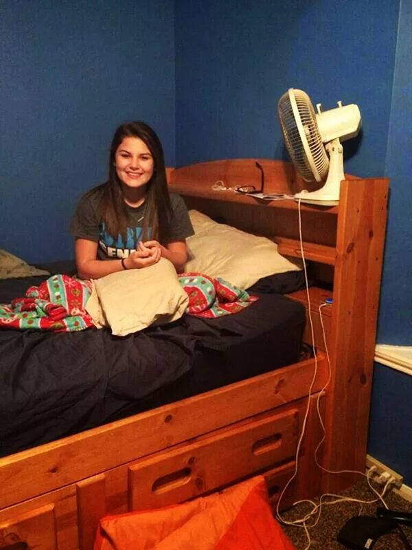 жена изменяет. женщина на кухне со спины. фотосессия в старой квартире. жена осталась в квартире. жена осталась в квартире.