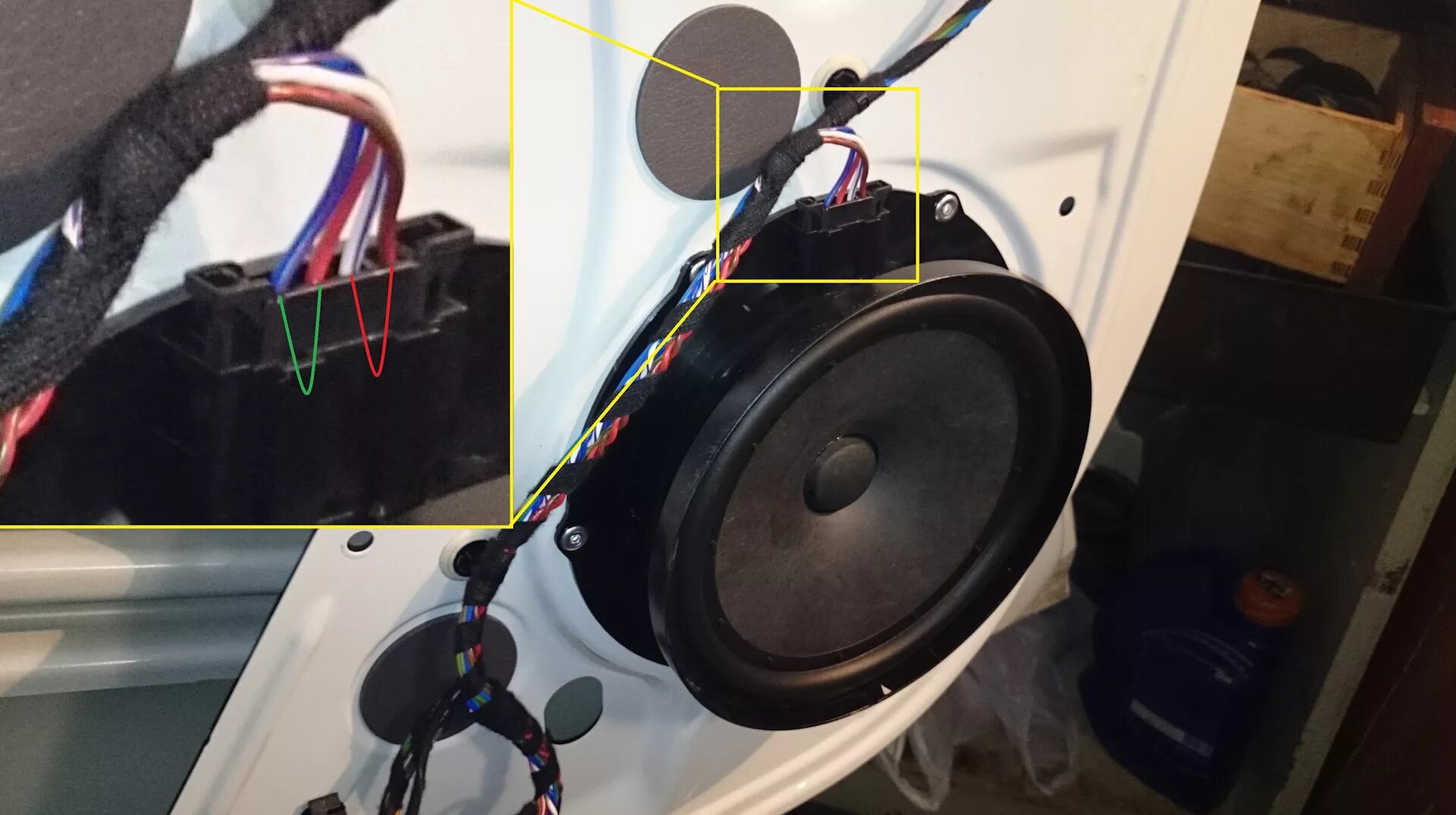 На какой динамик какой цвет провода. Провода на задние динамики Шкода Рапид 2016 механика. Провода передних динамиков Шкода Рапид 2020.