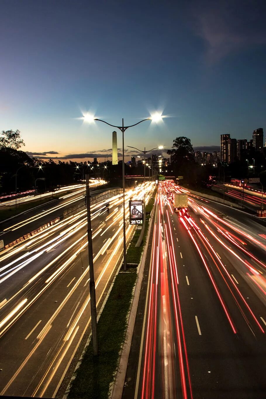 Passing light. Light trails. light trail photography. car light trails. yerablur ночью.