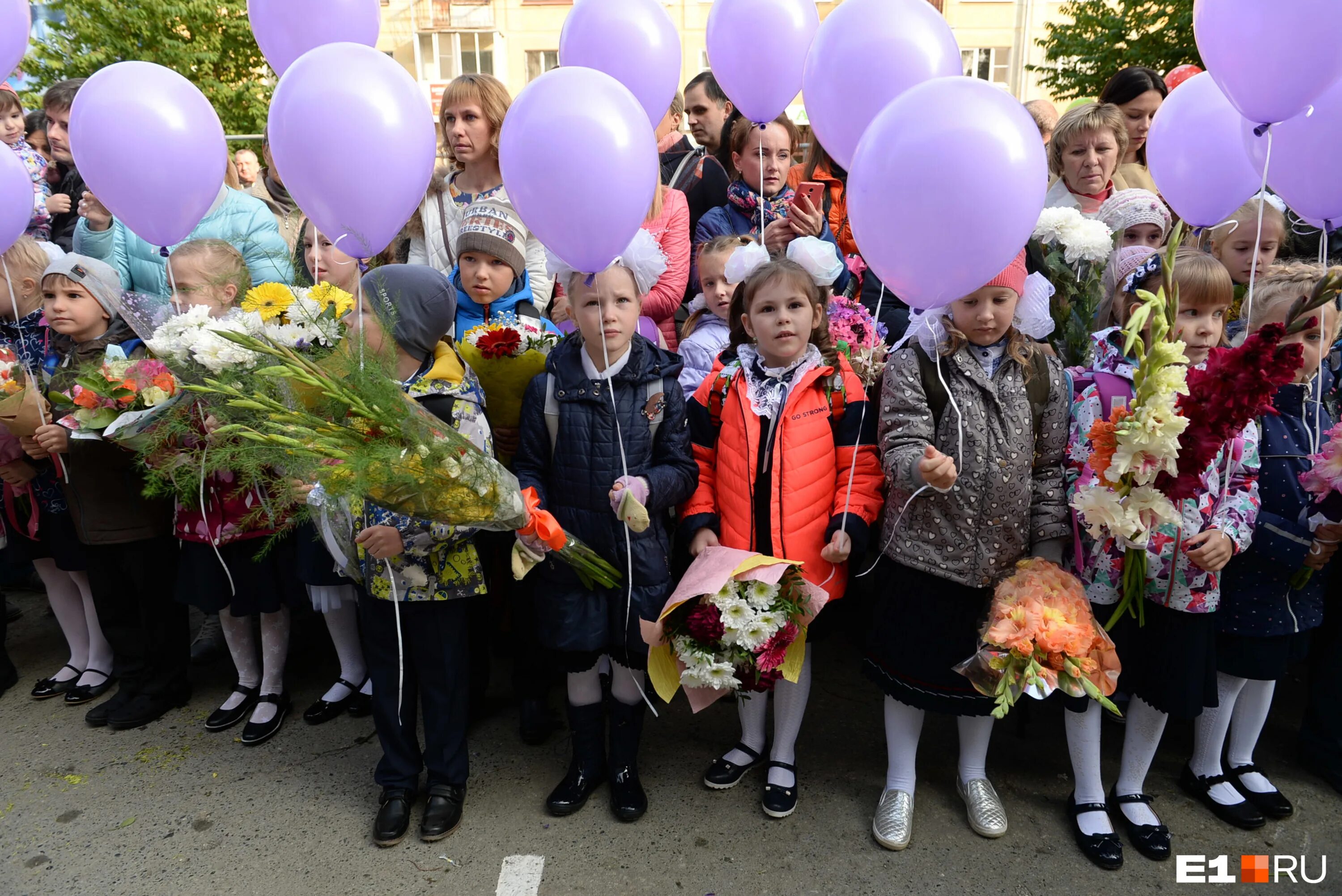 Правда ли что в школу. Линейка в школе. 1 Сентября линейка в школе. Первоклашки на линейке. 1 Сентября дети.