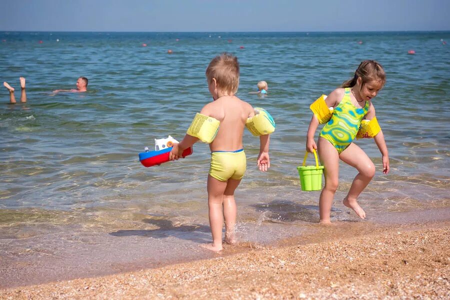 Дети на море. Детский пляж. Черное море пляж дети. Малыш на пляже. Где лучше отдыхать с детьми отзывы