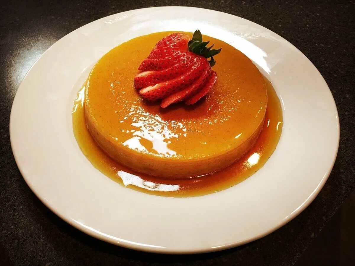 Flan napolitano. Кубинский Флан десерт. Флан блюдо. Испанские Десерты. Флан пудинг.