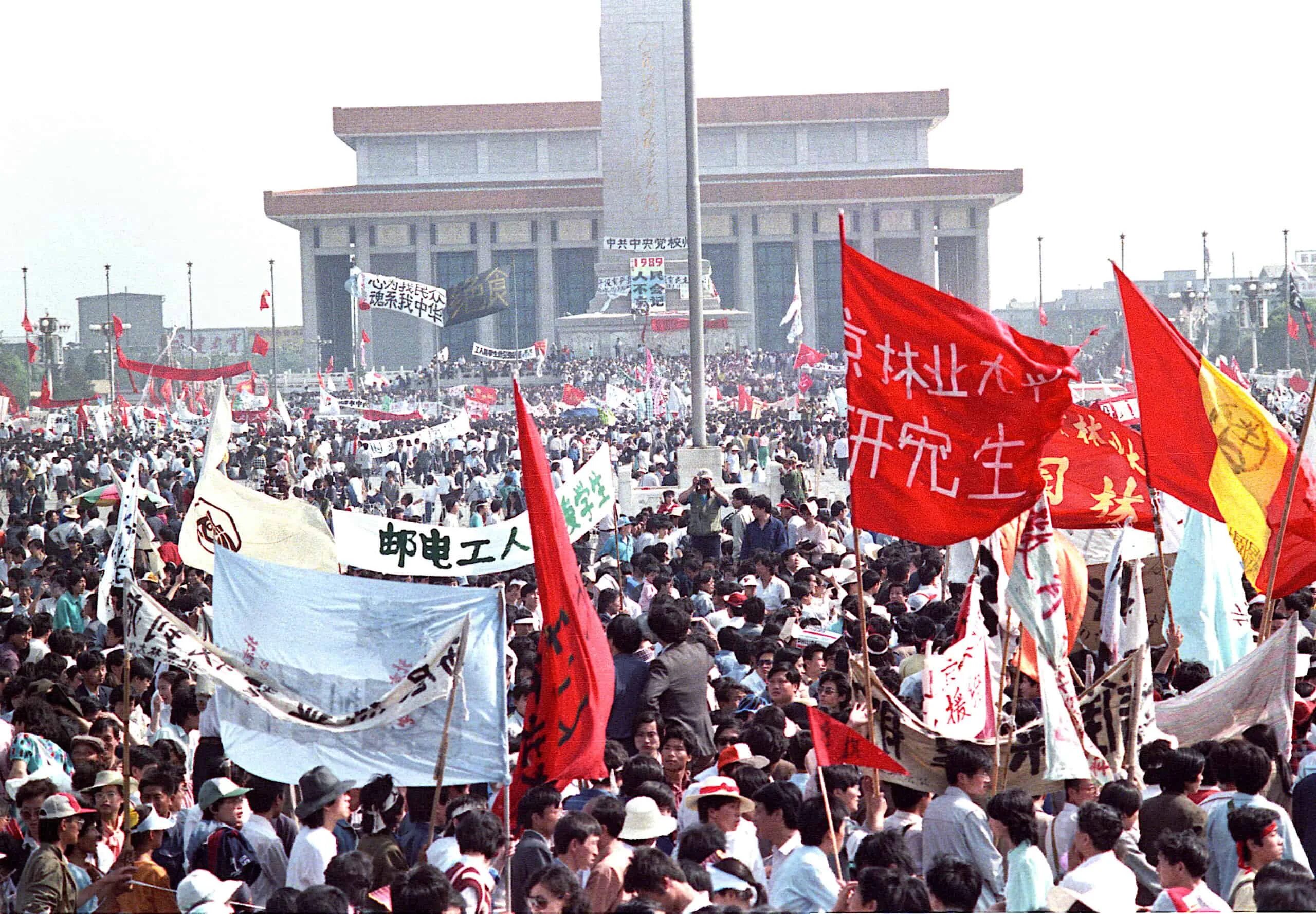 События на площади тяньаньмэнь. Китай площадь тяньаньмэнь 1989. 1989 год китай площадь тяньаньмэнь. площадь тя нянь мэнь 1989. события на площади тяньаньмэнь в пекине 1989 года.