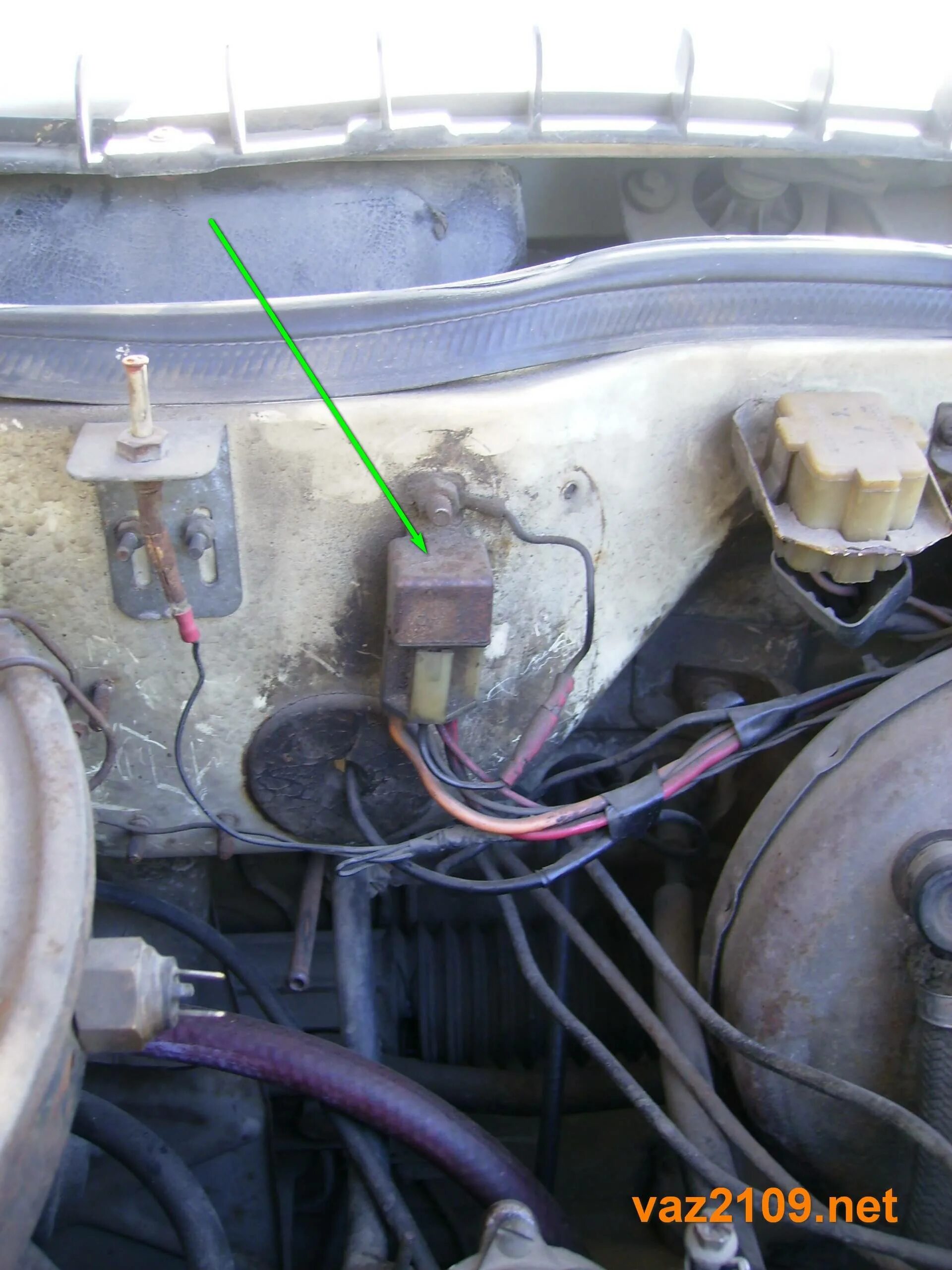 Не крутит стартер ваз 2109 карбюратор. Стартер напрямую ваз 2109. Стартер ваз 21099 под капотом. Реле искры ваз 2109 карбюратор. Катушка зажигания ваз 2109 карбюратор.