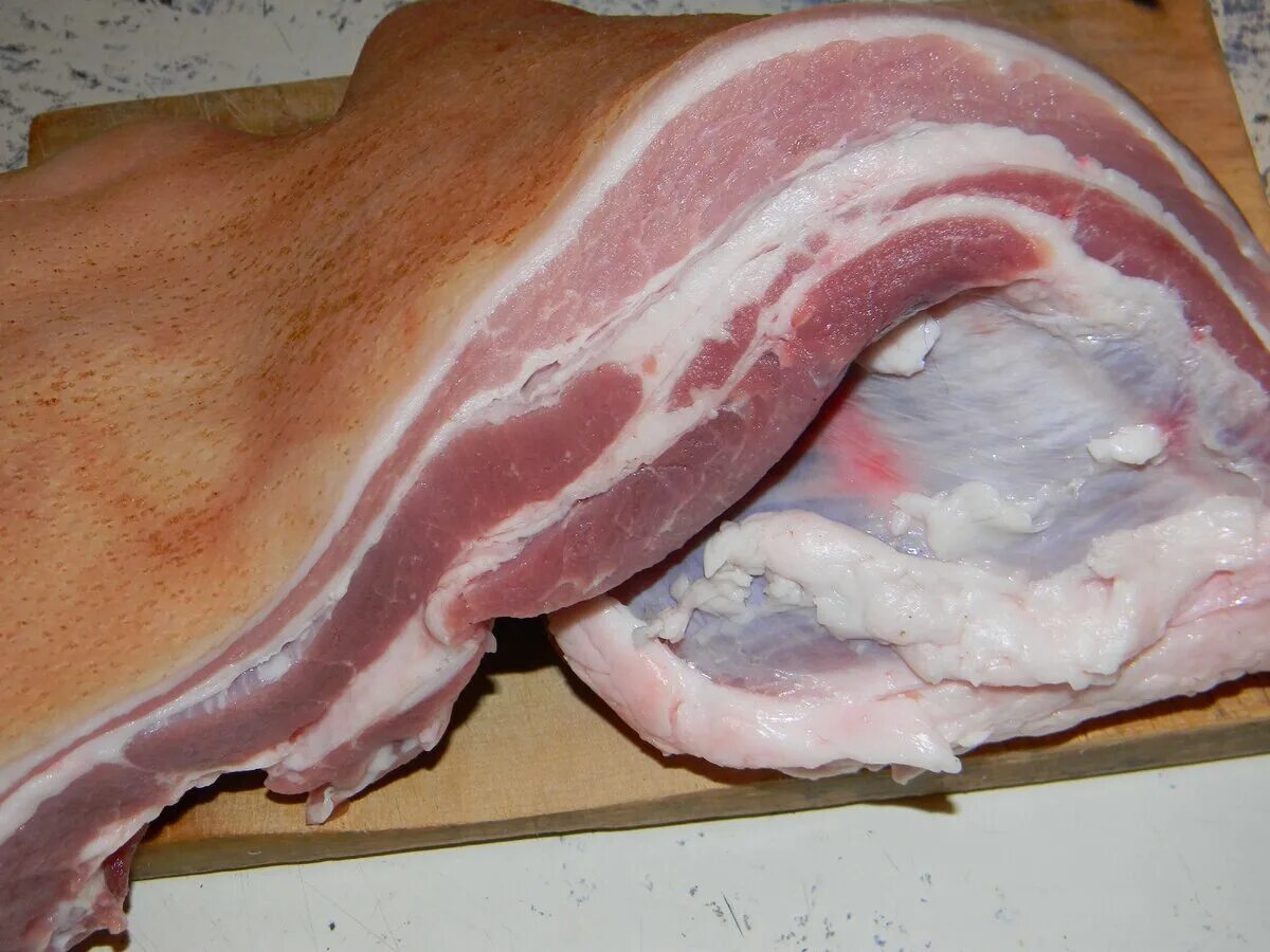 Сало соленое. Как правильно снять сало. Одесское сало. Шкурка сала посолить. Рулет из сала.
