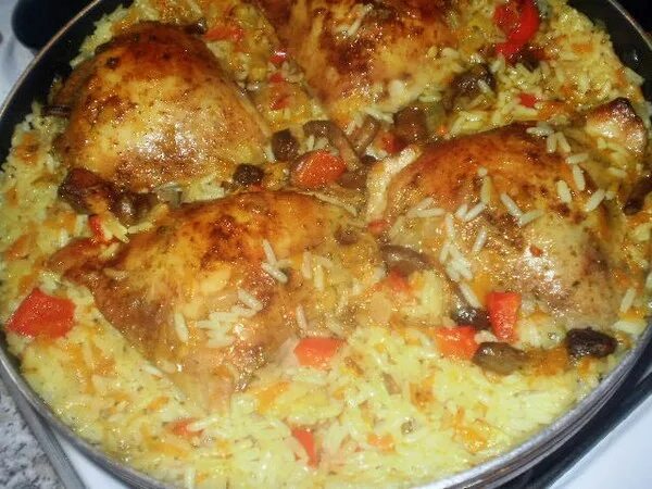 Курица с рисом на протвине. Куриные бёдрышки с рисом в духовке. Куриные бедрышки с рисом, в духовке. Рис с курицей в духовке. Рис с овощами и курицей в духовке.