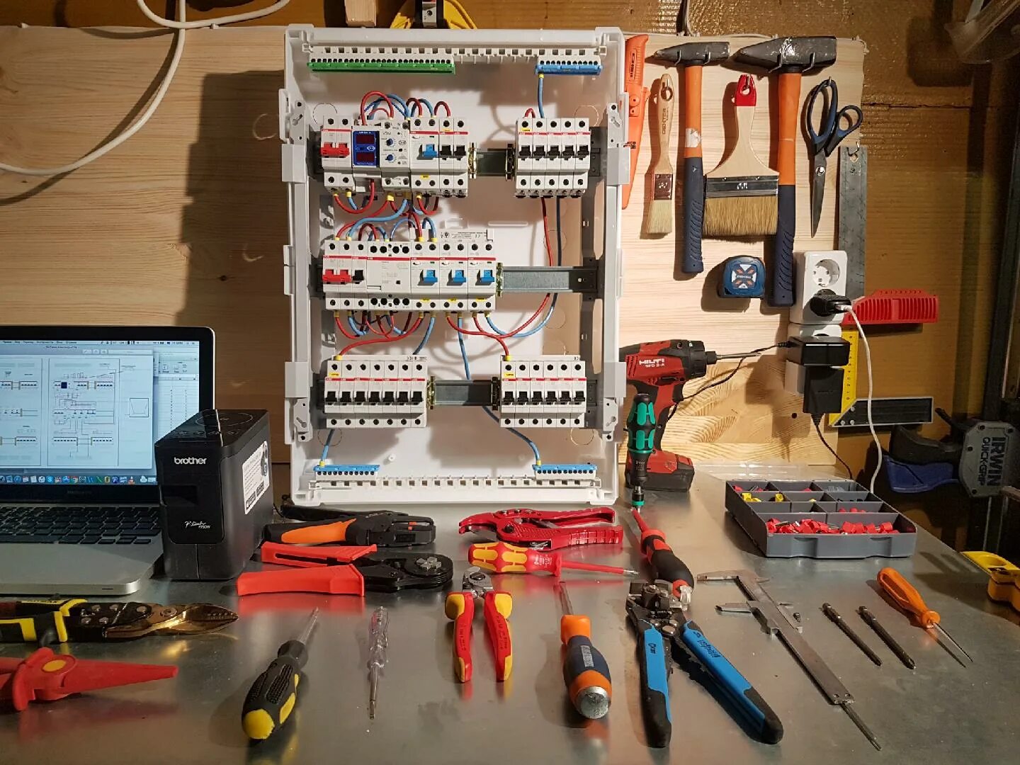 Электрощит 380в в столярную мастерскую. Гаражный щиток электрический. Электрический щиток в гараж. Инструмент для сборки электрощитов. Работа сборка щитов
