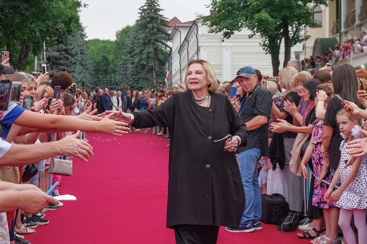 Ессентуки открыли. Группа личности ессентуки. Хрустальный источник кисловодск. День города парк победы. Хрустальный источник ессентуки 2021.