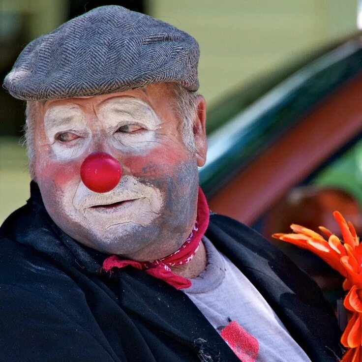 грустный клоун фото. игрушка клоун кукла. клоун сад. клоун сад. грустный клоун.