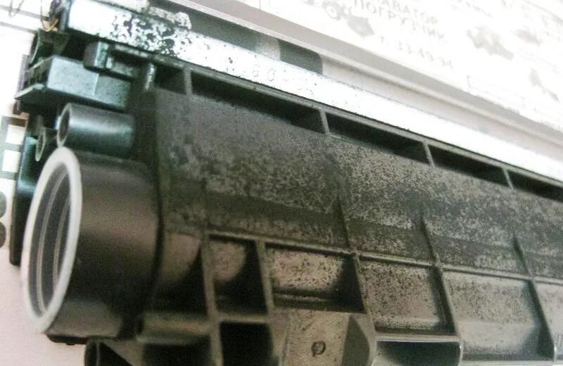 картридж от принтера. фотобарабан картриджа лазерного принтера. Cf226 пружинка. высыпался картридж. принтер самсунг мл1210 заправка картриджа.