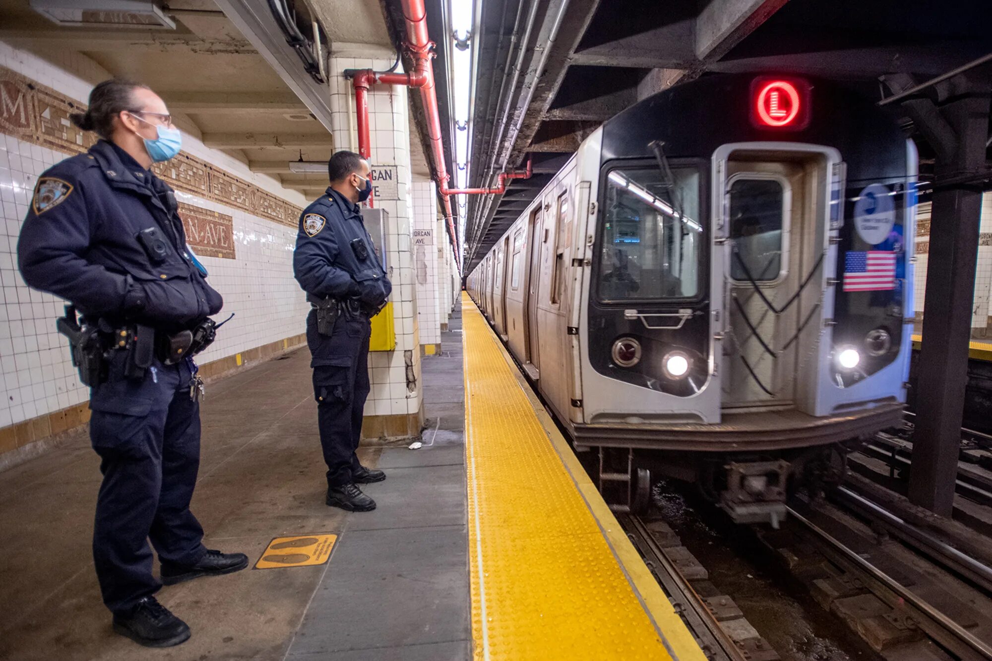 Here the subway isn t. Нью йоркское метро. машинист в нью йорке. subway station new york. nyc subway station.