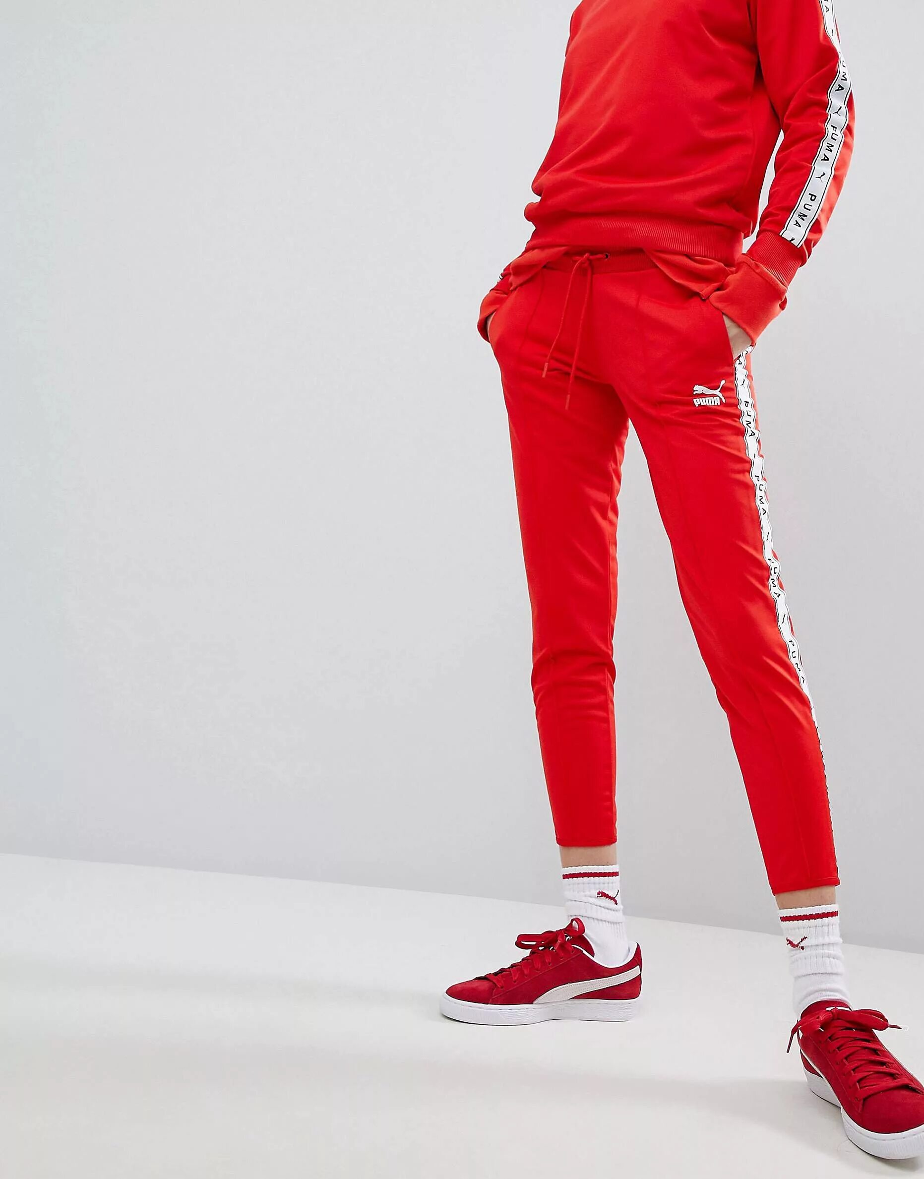 Видео спортивный костюм. Puma спартифка красный. Штаны Пума Uniqlo. Спортивный костюм Пума 1990 красный. Красный спортивный костюм.