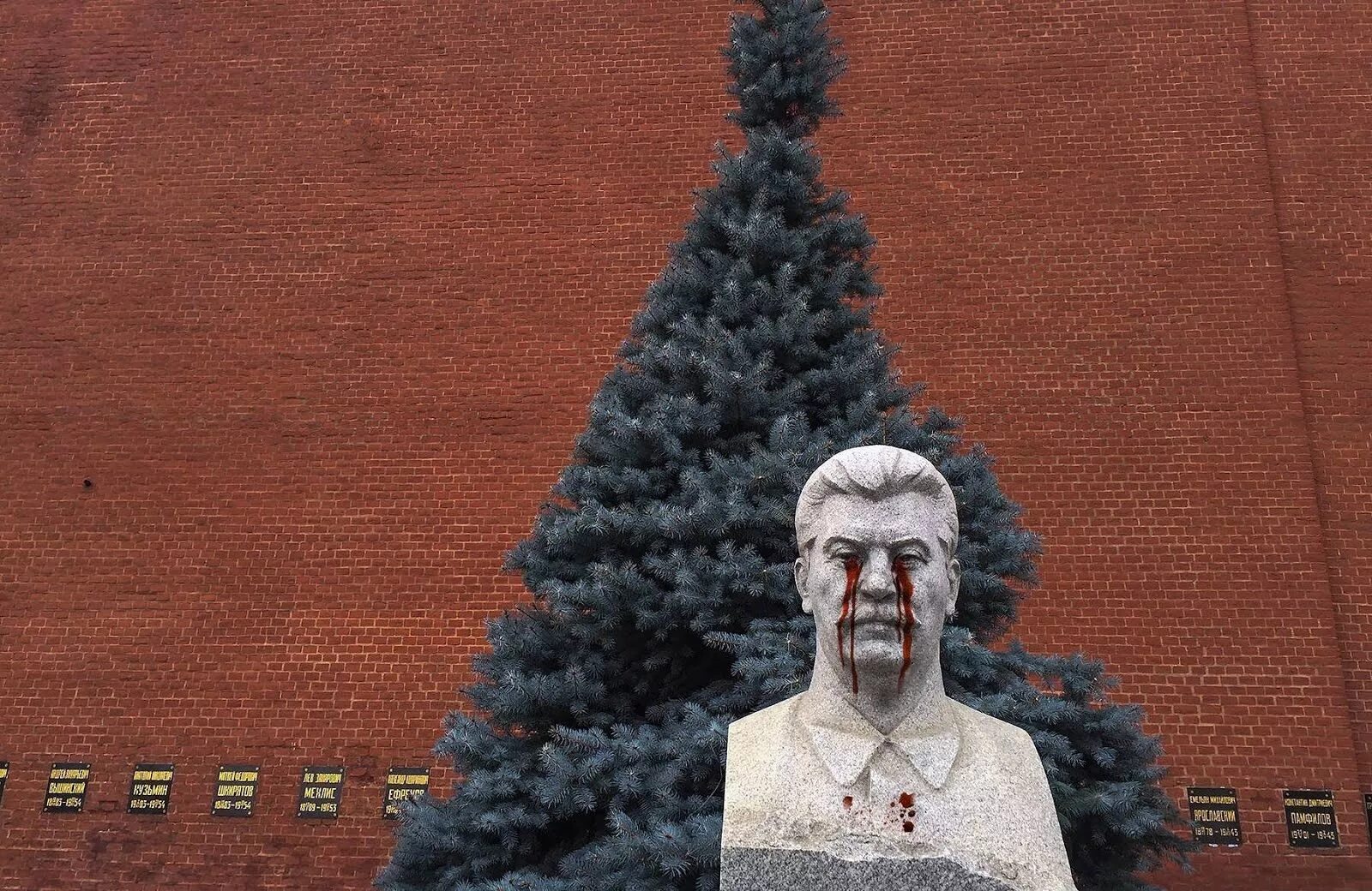 Иосиф Сталин на красной площади. Памятник Ленину в Москве на красной площади. Бюст Сталина у кремлевской стены. Памятник Сталину в Москве на красной площади. Кремлевские ленин