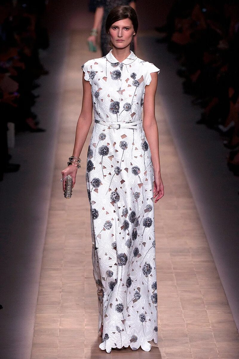 Платья 2023 тренды. Показ коллекции кристиан диор 2020. Платье шелк 2023 fendi. Шелк 2023. Шелк 2023.