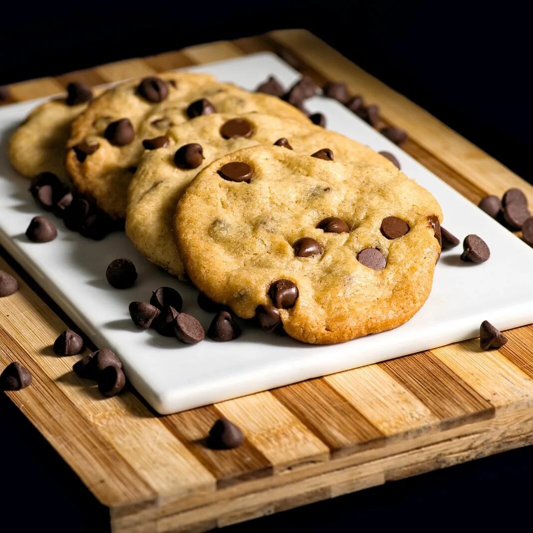 Как через cookies. Печенье с шоколадом. chocolate chip cookies. печенье с шоколадной крошкой. печенье chocolate chip cookies.