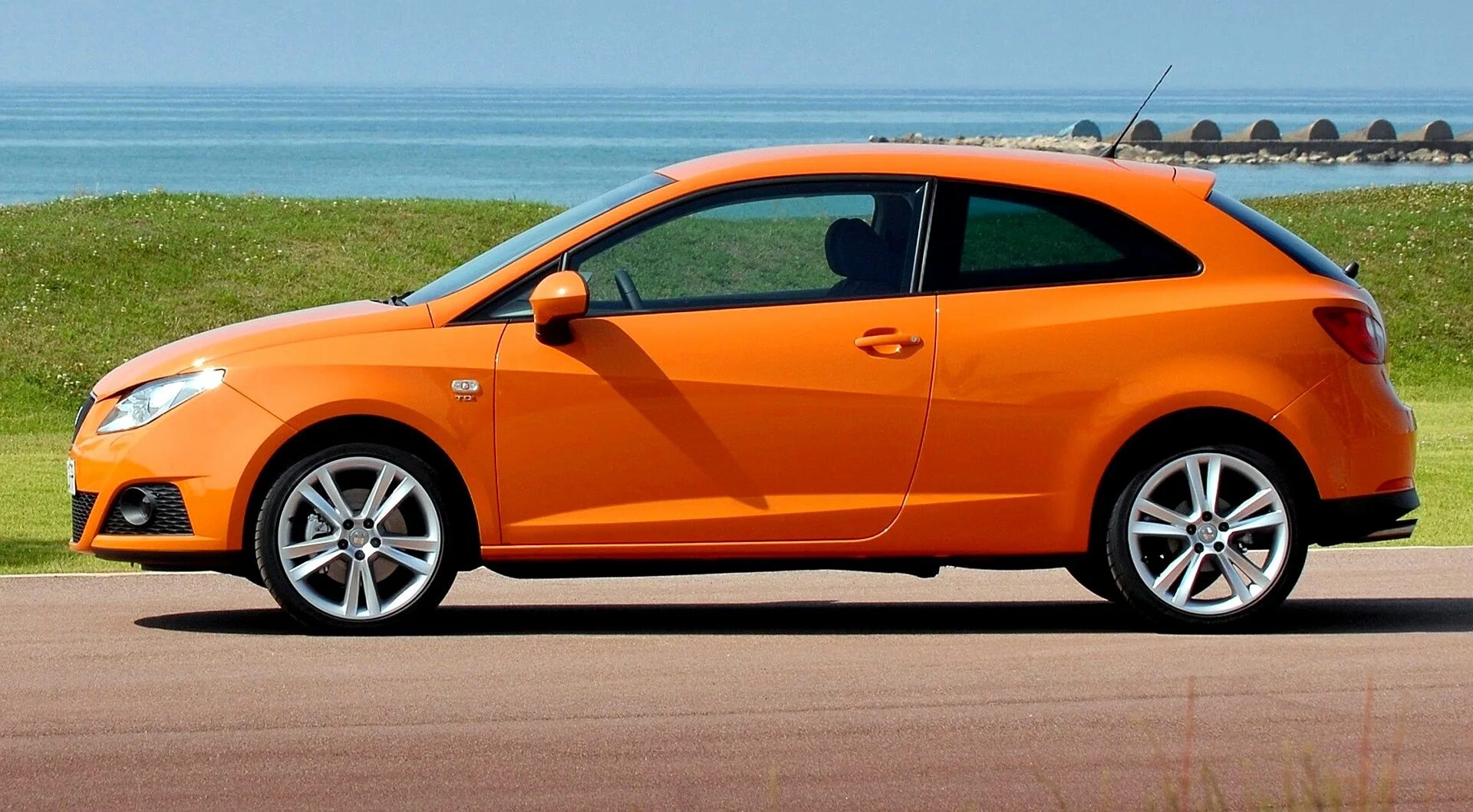 Включи оранжевый автомобиль. Сеат Ибица купе. Seat Ibiza Sport. Seat Ibiza Orange. Seat Ibiza купе 2010.