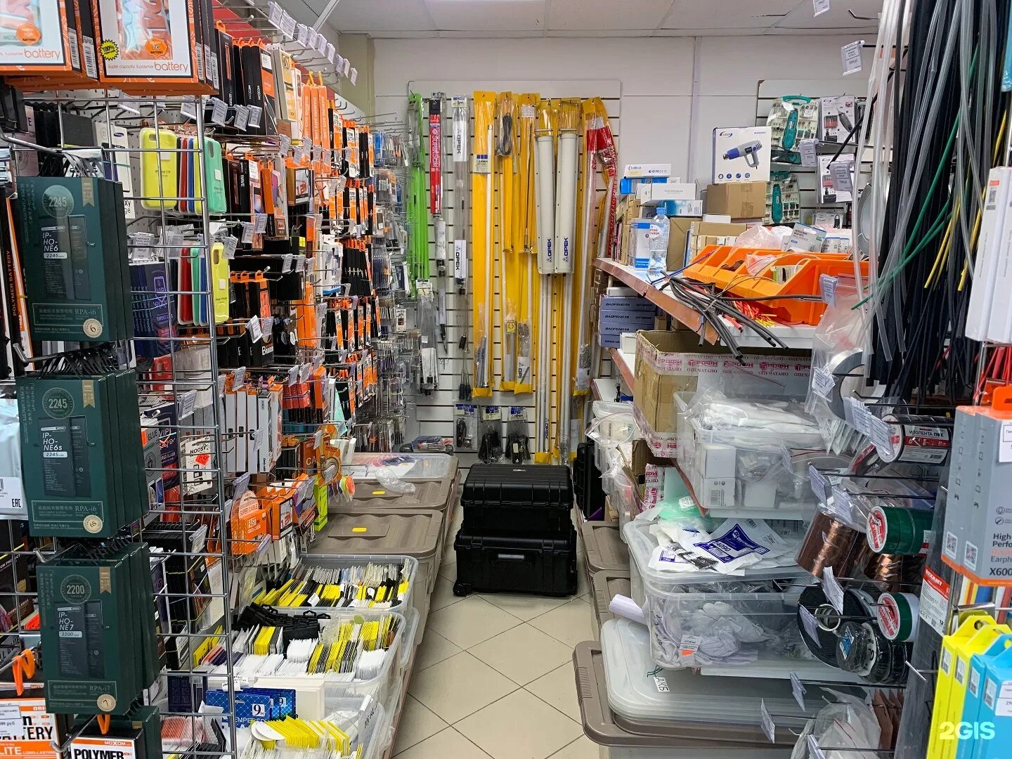 Рынок с аксессуарами для телефонов спб. Магазин сотовых телефонов. Отдел сотовых телефонов. Педант ру. Магазин мобильных телефонов.