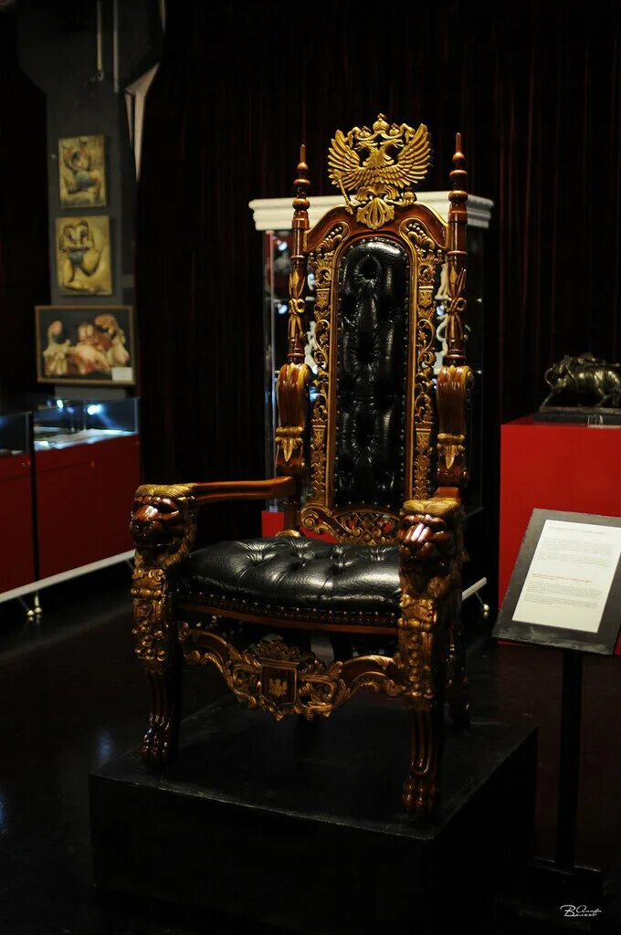 Мария рядова царское село. Екатерина 2 тайная комната. Будуар екатерины великой. Тайная мебель екатерины 2. Трон екатерины 2 в эрмитаже.