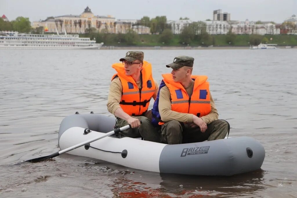 Матросов спас. Спасатели на воде. Матрос спасатель. Спасатель на воде профессия. Спасатель на воде, инструктор-спасатель, матрос-спасатель.