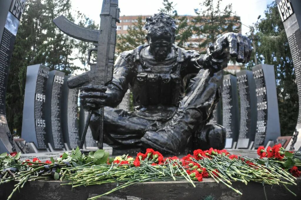 Мемориала черный тюльпан. Чёрный тюльпан екатеринбург памятник. константин грюнберг черный тюльпан. памятник чёрный тюльпан в екатеринбурге фото. чёрный тюльпан екатеринбург 28 сентября.