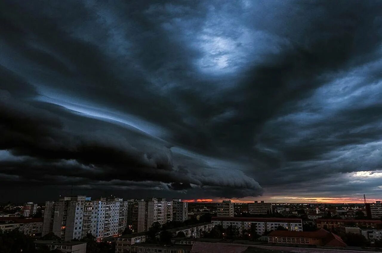 Самое темное облако. Тучи над городом. Грозовое небо над городом. Темное небо. Грозовые тучи.