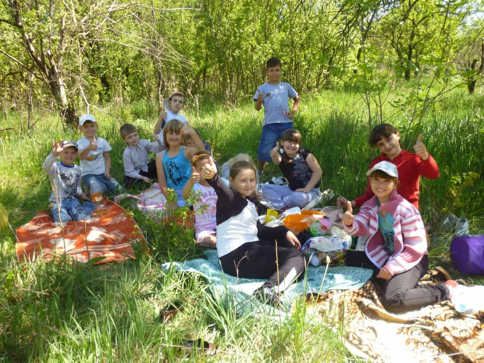 На экскурсии в лесу ребята. Поход с детьми на природу. дети в походе. туристический поход с детьми. дети на экскурсии на природе.