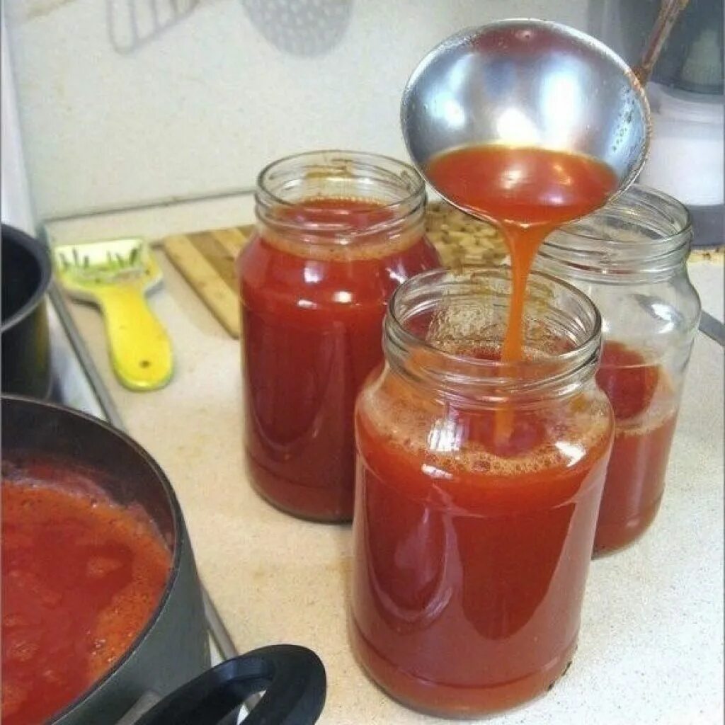 Сделать сок своими руками. Томатный сок на зиму. Томатный сок на зиму в домашних. Домашний томатный сок на зиму. Томатный сок в кастрюле.