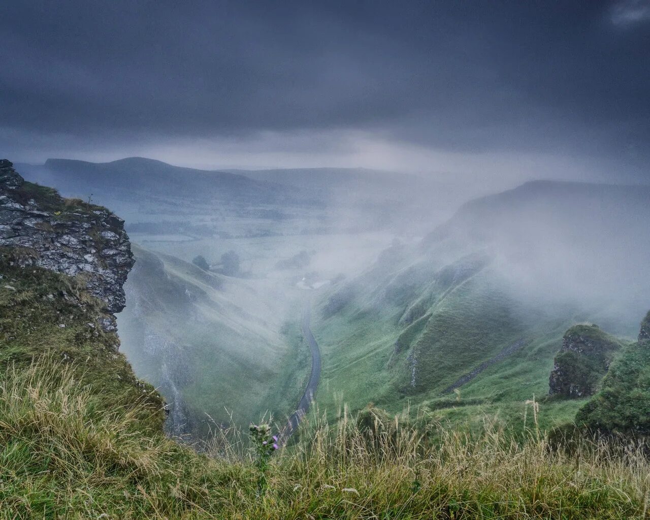 Турция горы туман обои. Туманная долина ночь. Valley between mountains. Туман в долине. Туран туманная.