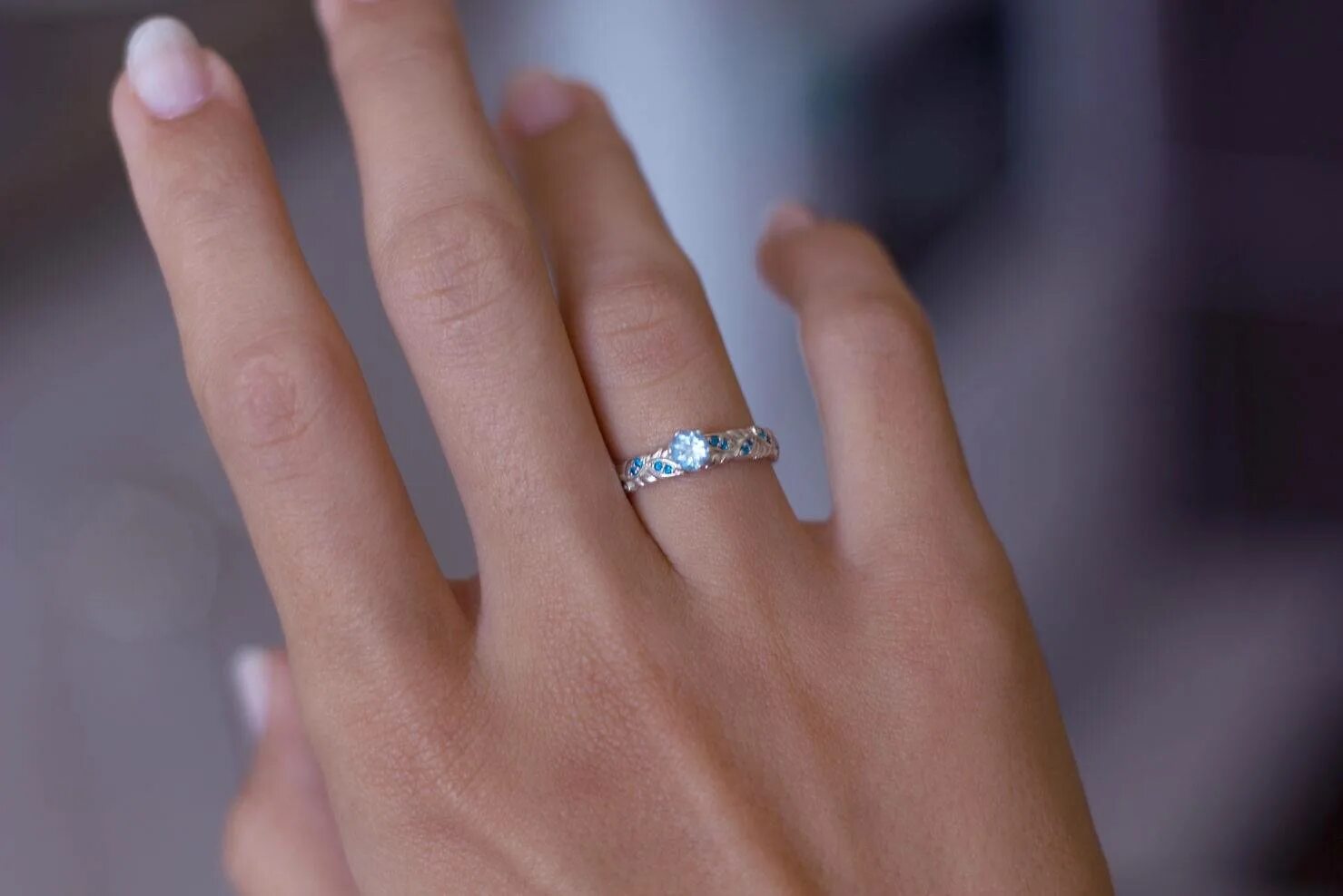 Простое кольцо девушке. Помолвочное кольцо. Кольцо на пальце. Обручальное кольцо на пальце. Обручальное и помолвочное кольцо.