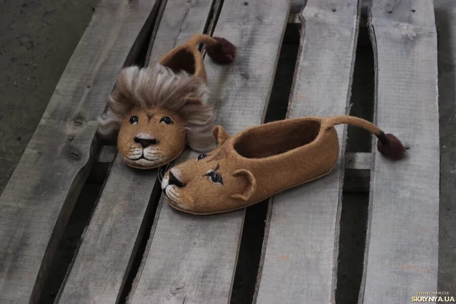 Домашние тапочки со львом. Тапки львы. Тапок лев. Тапочки лев. Тапочки лев.