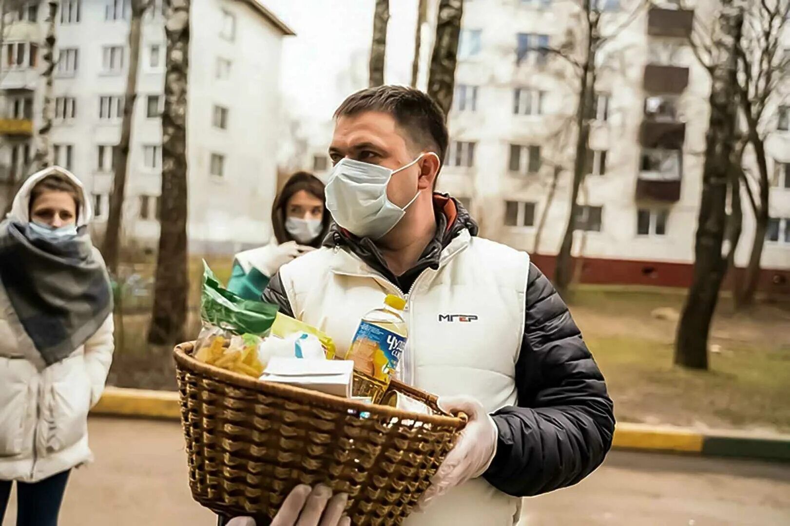 Помог тысячам людей. Человек несет продукты. Волонтеры доставляют продукты. Нуждающиеся люди. Нуждающийся человек.