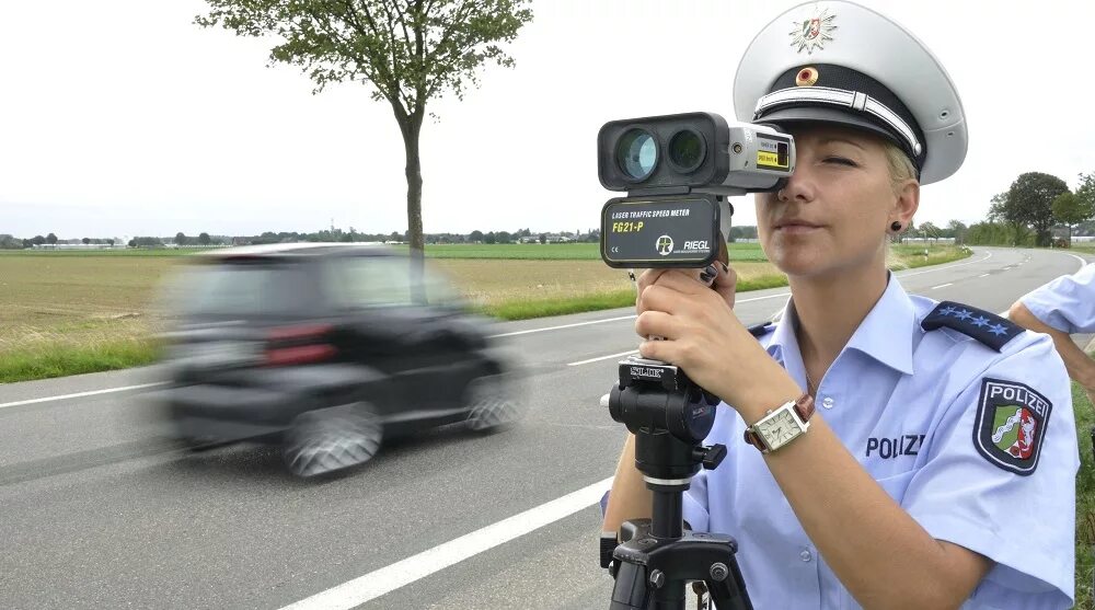 Инспектор гаи. Пидр патрульный инспектор. Гаишник с радаром. Не соблюдение скоростного режима. Инспектор.