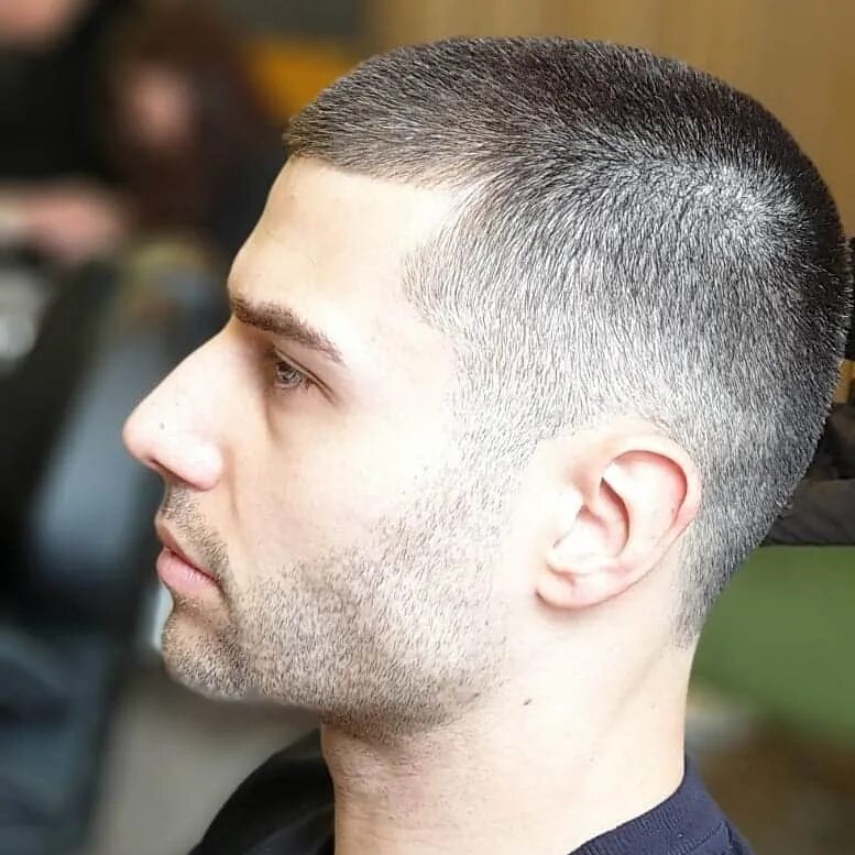 мужская стрижка машинкой. модельная стрижка под машинку. фейд канадка полубокс. стрижка под расческу мужская. переход машинкой.