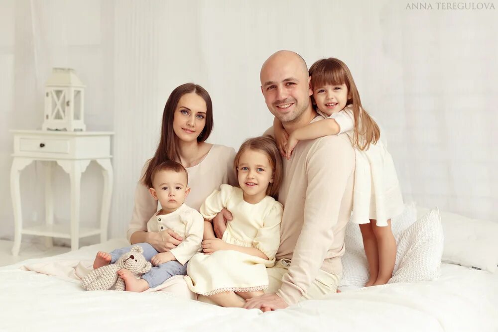 Счастливая семья с детьми на море. Сын и две дочки. Ребенок в семье. Семья с двумя мальчиками. Сын и две дочки.