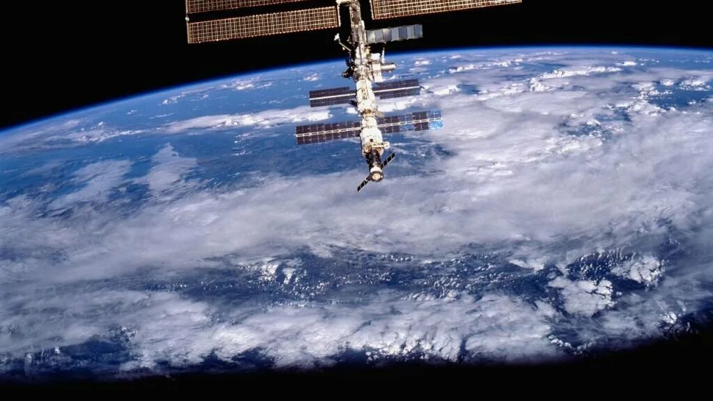 Объекта на орбите. Наса нло. Космический мусор. Пояс хиллса пояс койпера облако оорта порядок. Летающие объекты в космосе.