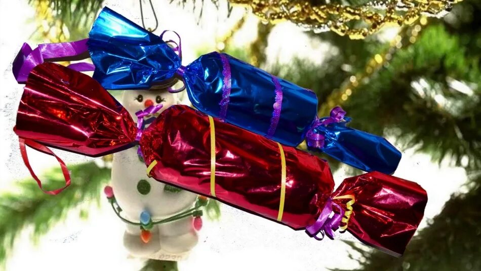 Новогодние игрушки конфета. Елочное украшение конфета. Новогодние игрушки конфета. Украшение елки конфетами. Новогодняя игрушка конфета.