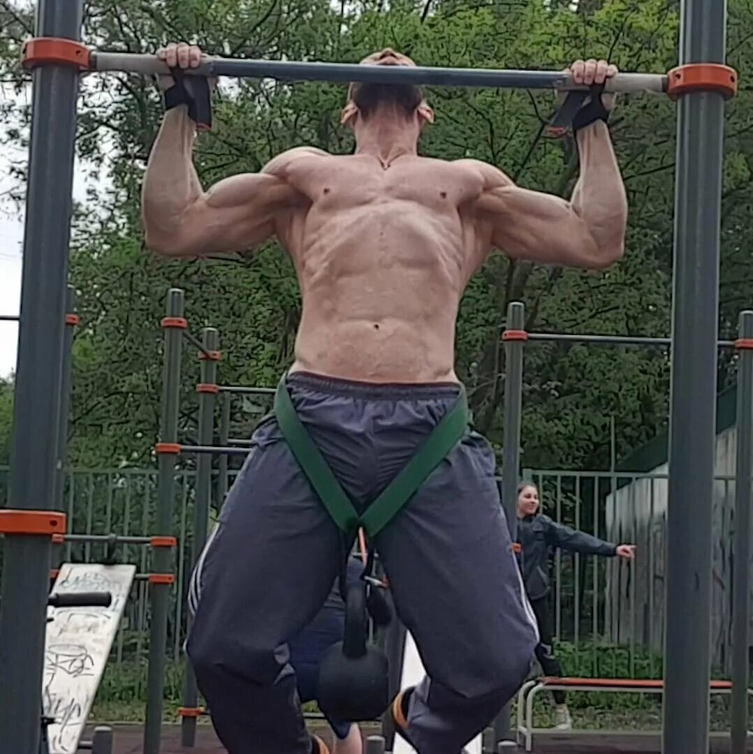 Занятие на перекладине. Турник масса. Подтягивания хватом сбоку. Турник с отягощением. Подтягивания с весом.