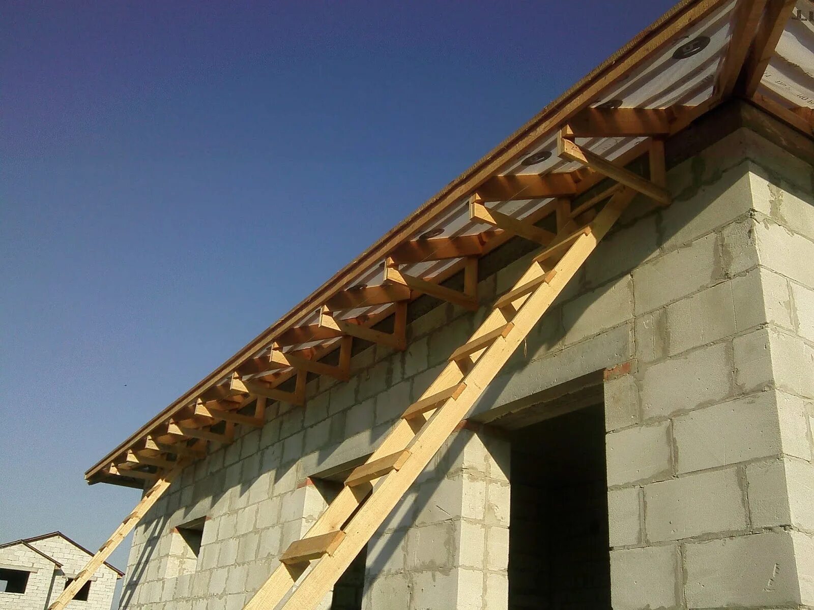 крыша соффит docke. свес крыльца подшивка сбоку. короба на крышу дома. карнизный свес софит. короба на крышу дома.